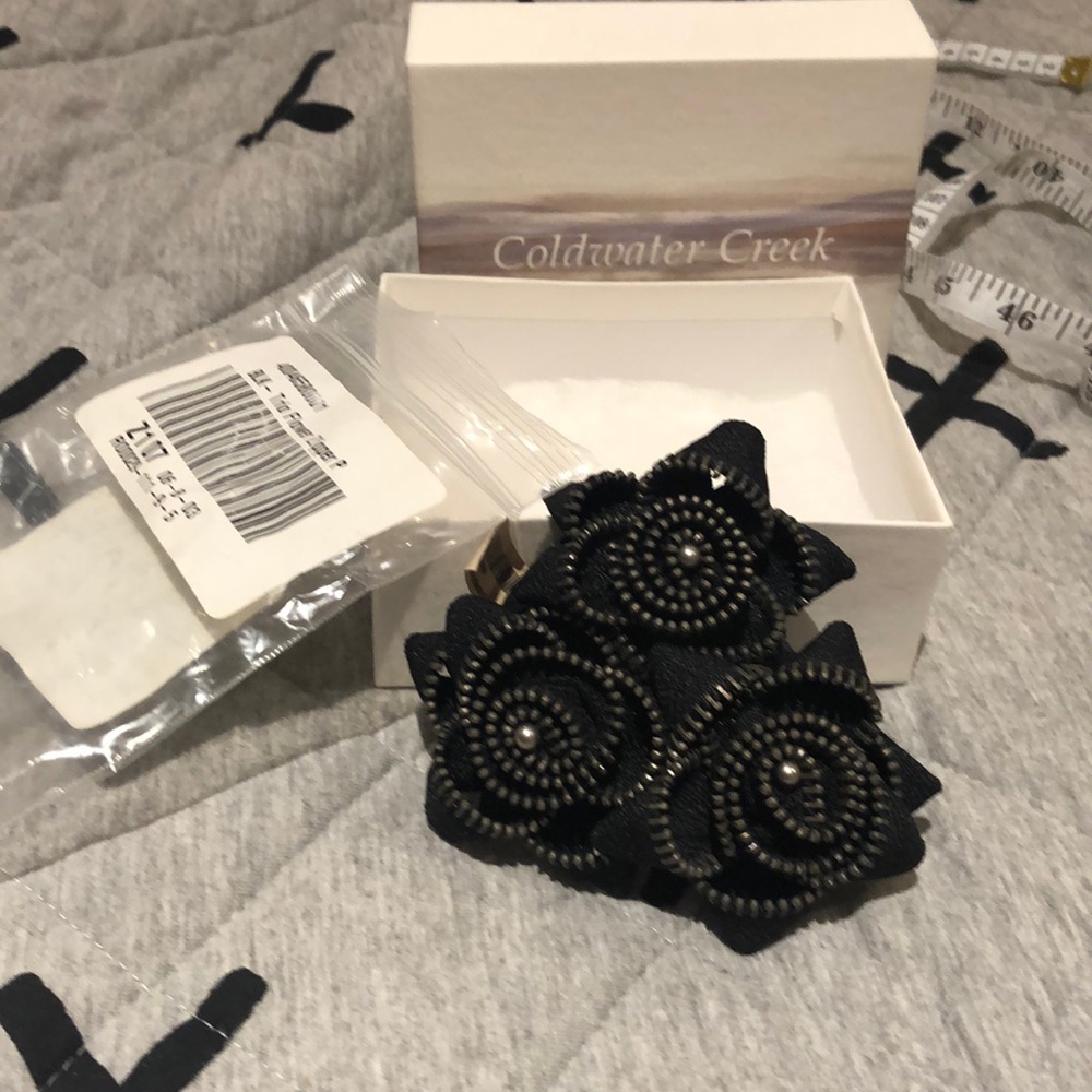 NWT trio flower zipper pin